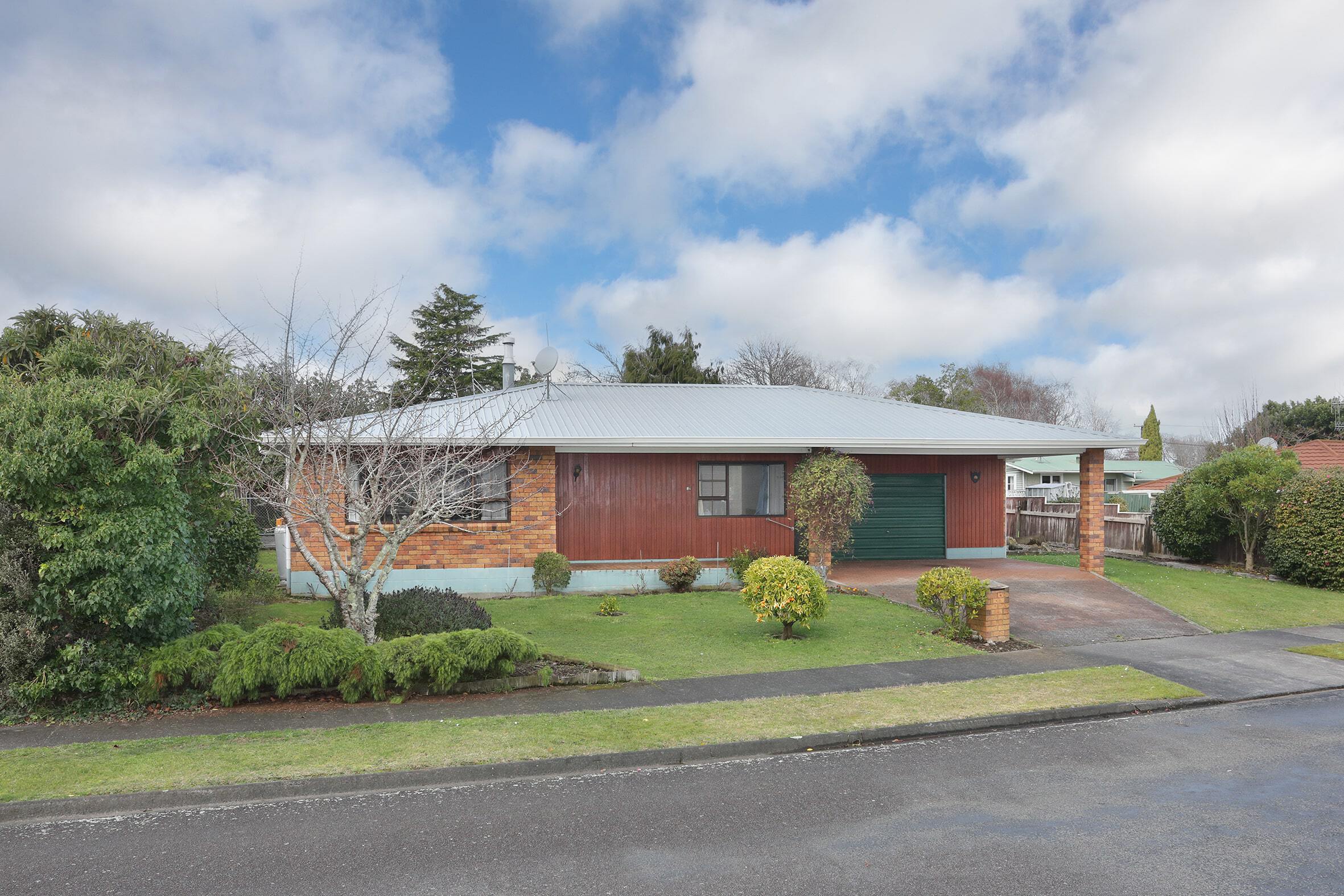 Property Picture: THAT TIRED HOUSE IN A TOP LOCATION