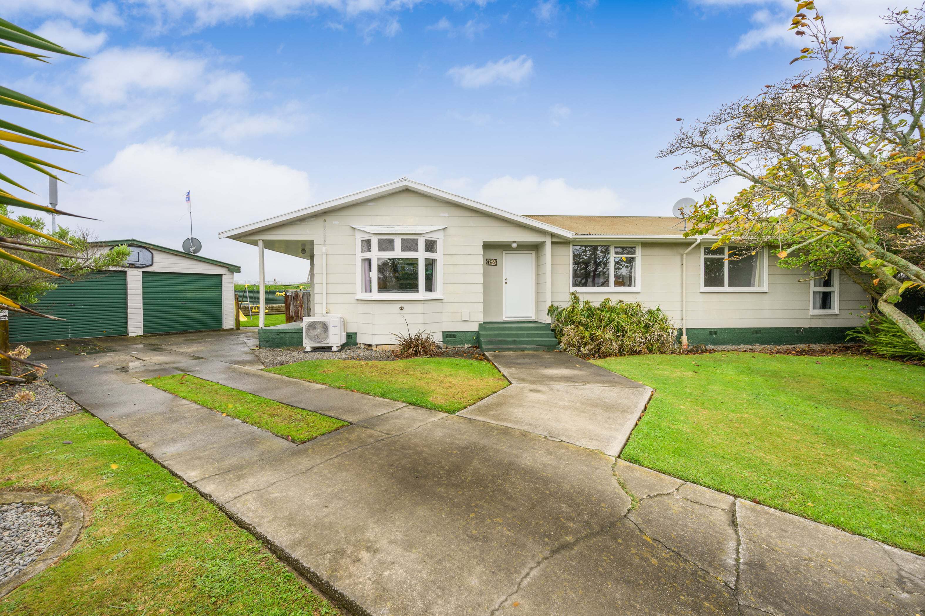 Property Picture: Spacious & Quiet 4-Bedroom Beauty