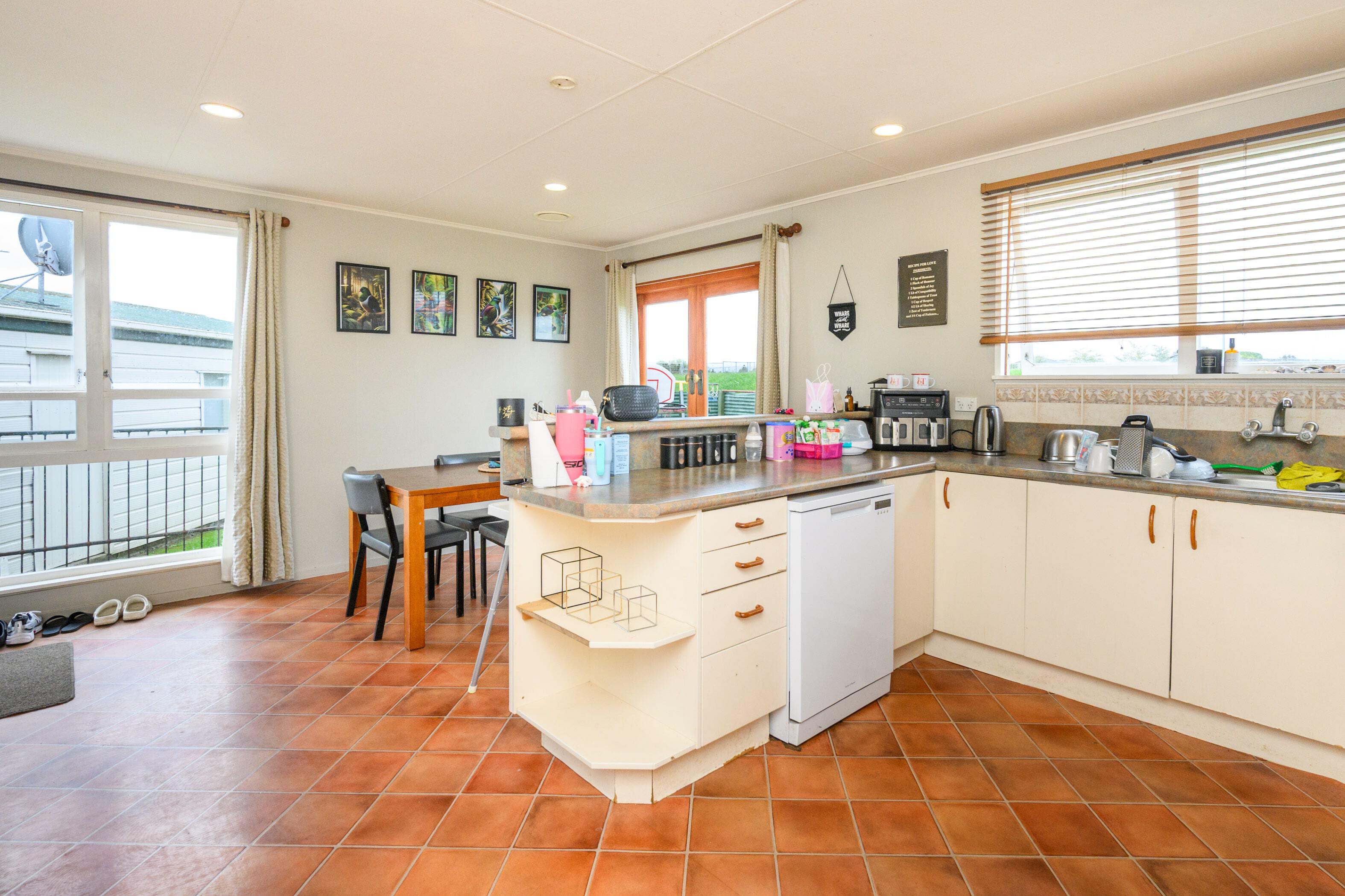 Property Picture: Spacious & Quiet 4-Bedroom Beauty