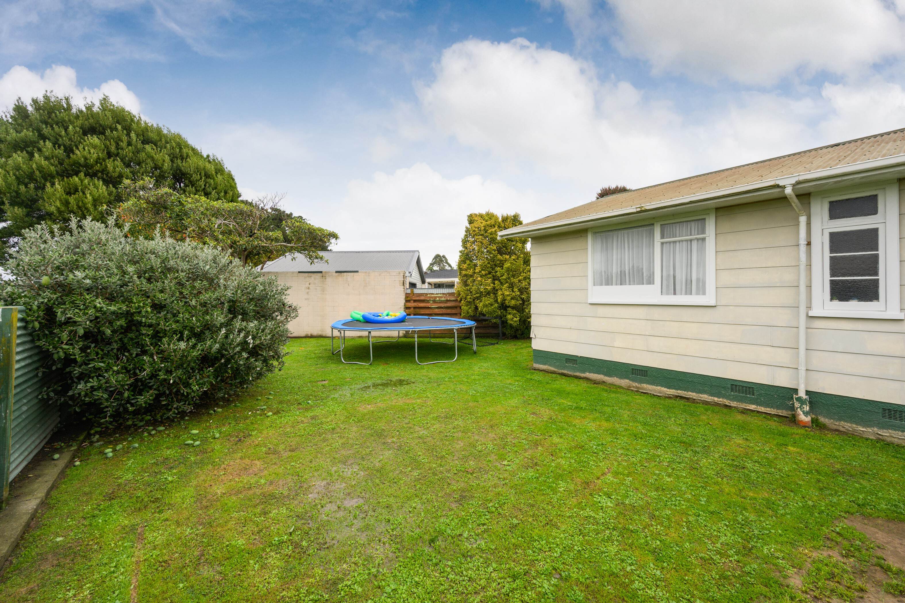 Property Picture: Spacious & Quiet 4-Bedroom Beauty