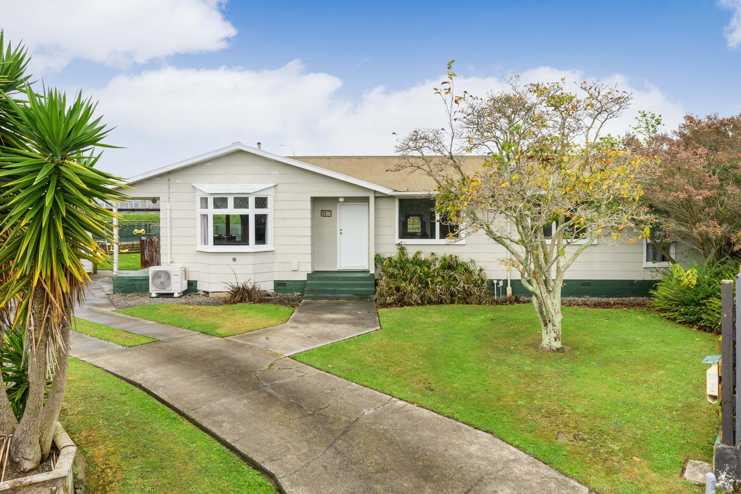 Property Picture: Spacious & Quiet 4-Bedroom Beauty