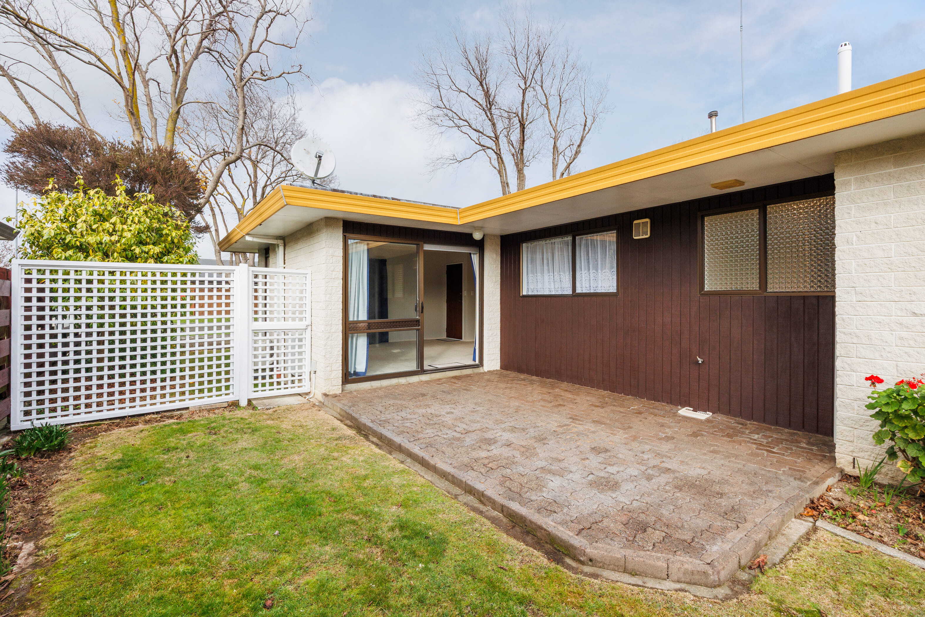 Property Picture: Solid Brick, Sunny Rooms, Super Central!
