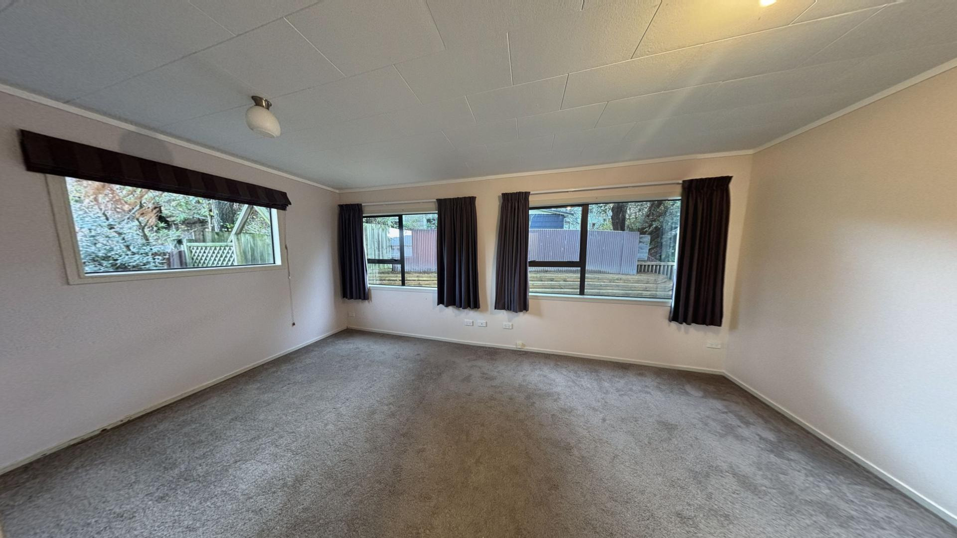 Raumati Beach - 4 Bedrooms