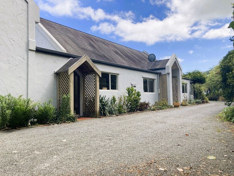 Waikanae - 4 Bedrooms + Self Contained Apartment