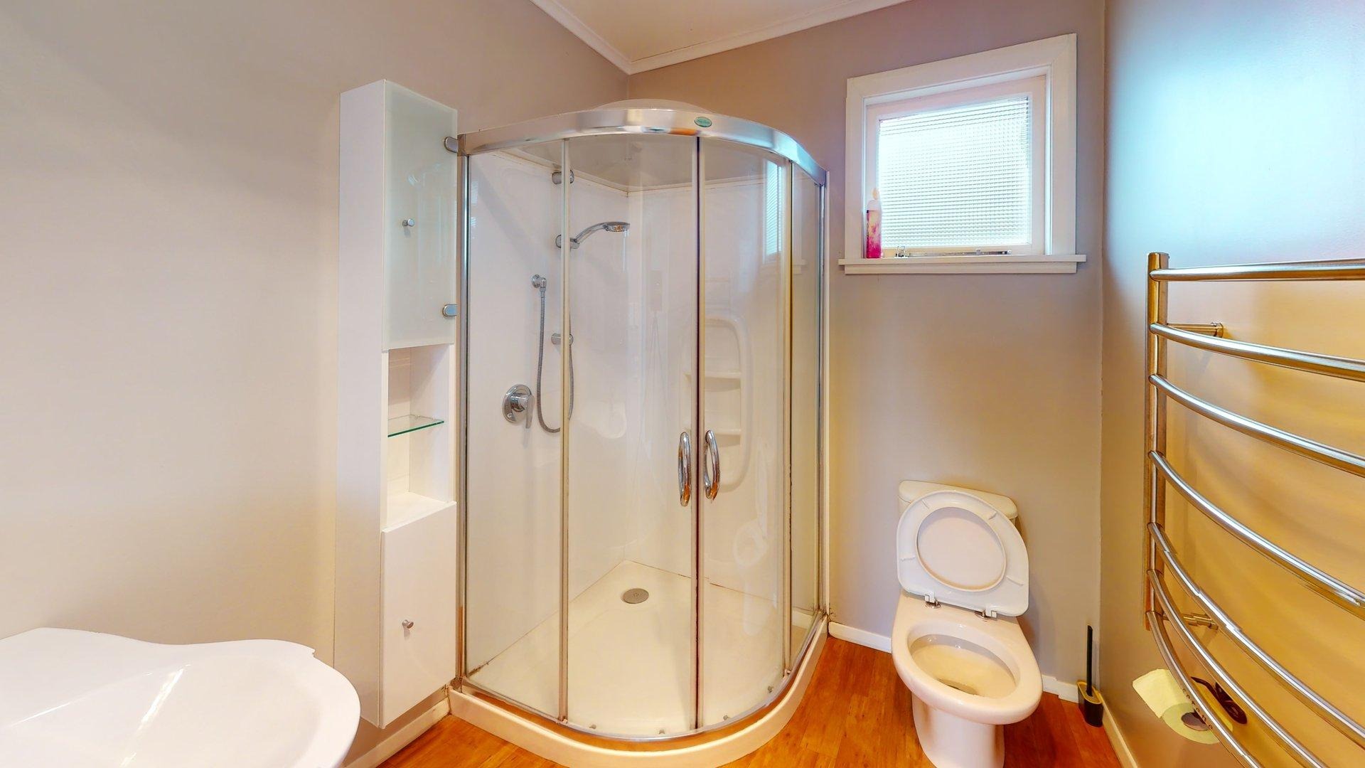 Awapuni - 5 bedrooms