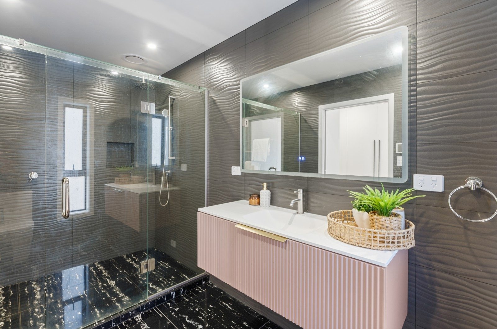 Waikanae - 4 bedrooms