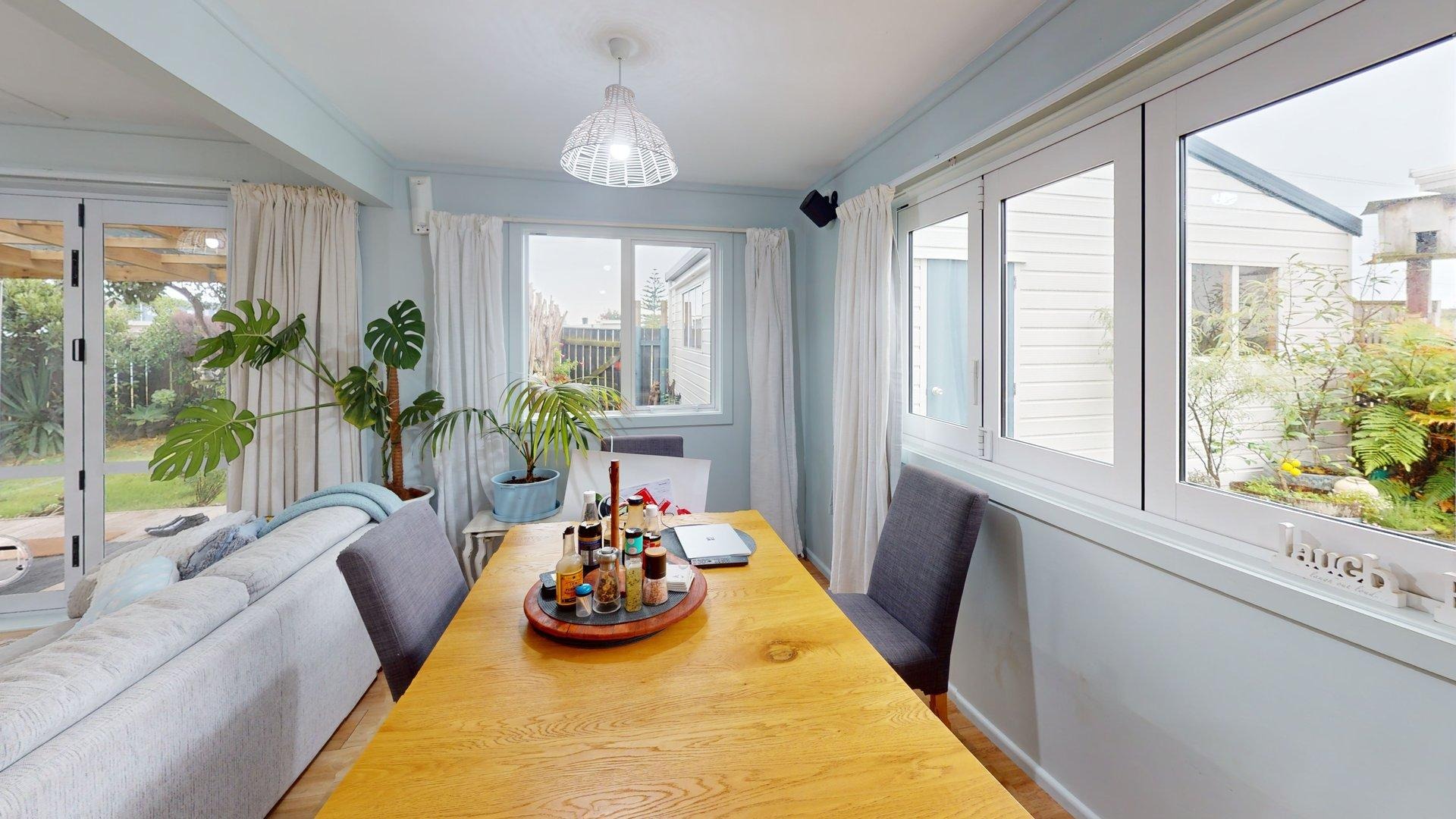 Himatangi Beach - 4 bedrooms