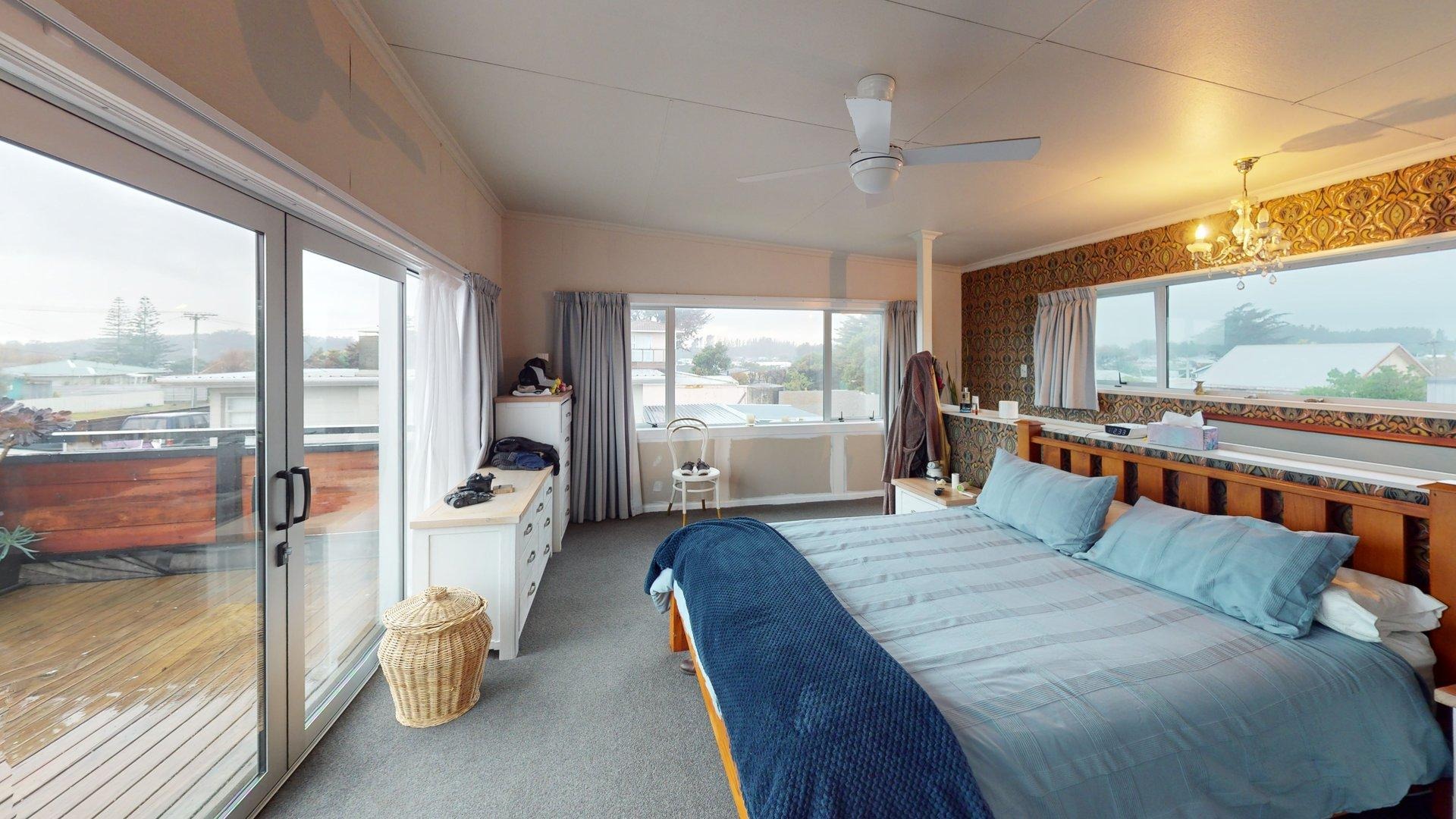 Himatangi Beach - 4 bedrooms